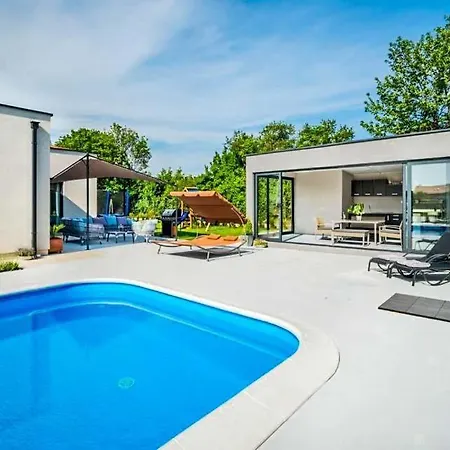 Salakovci Sleeps 6 Pool Wifi